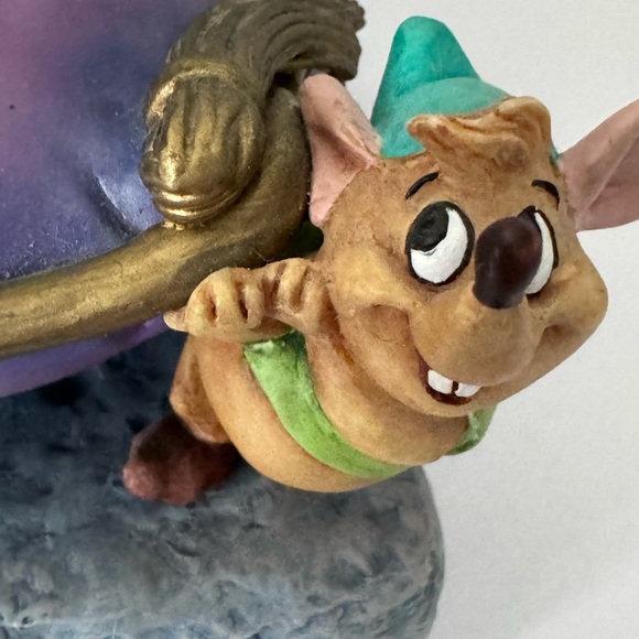 Disney’s Cinderella Glass Slipper Snowglobe with Jaq ,Gus, Suzy & Perla - Picture 7 of 11